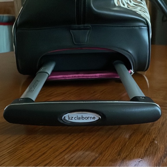 Liz Claiborne 💕Travel Bag on Wheels 💕 - Picture 4 of 11